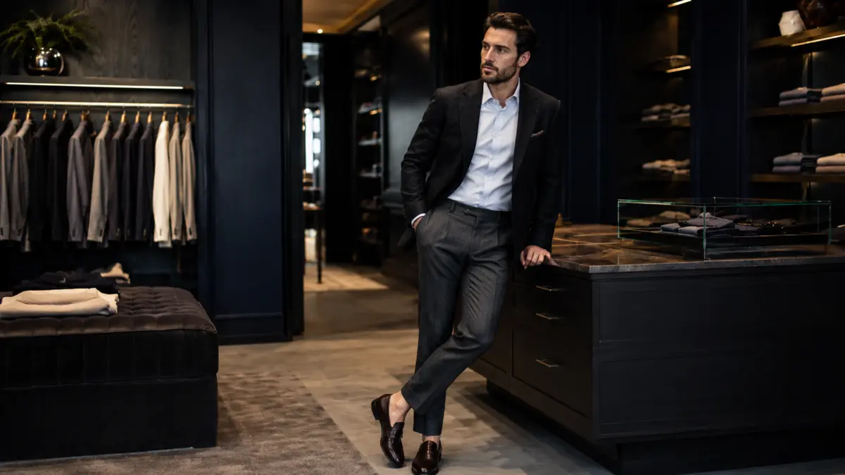 Мужской образ smart casual с пиджаком, рубашкой и классической обувью